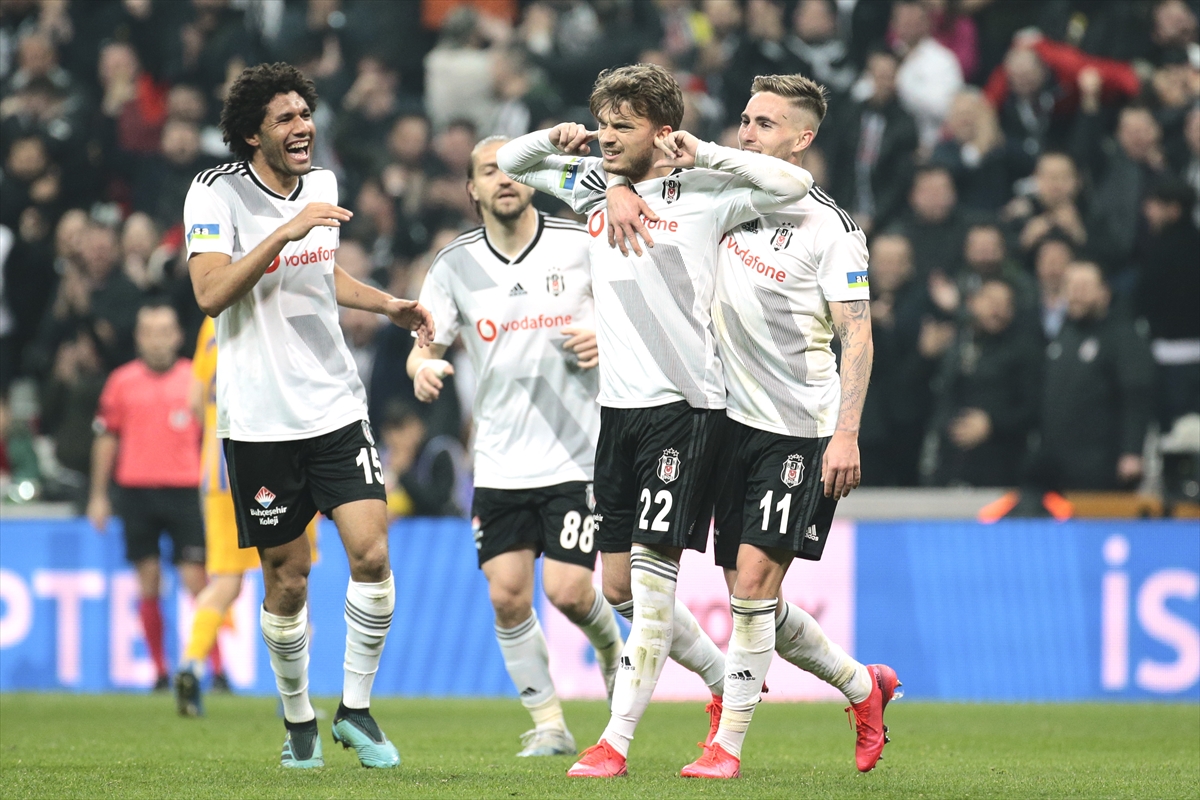 Adem Ljajic'ten göndermeli gol sevinci