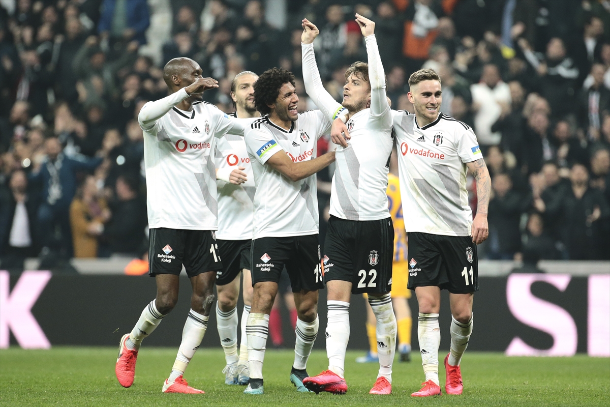 a Adem Ljajic'ten göndermeli gol sevinci