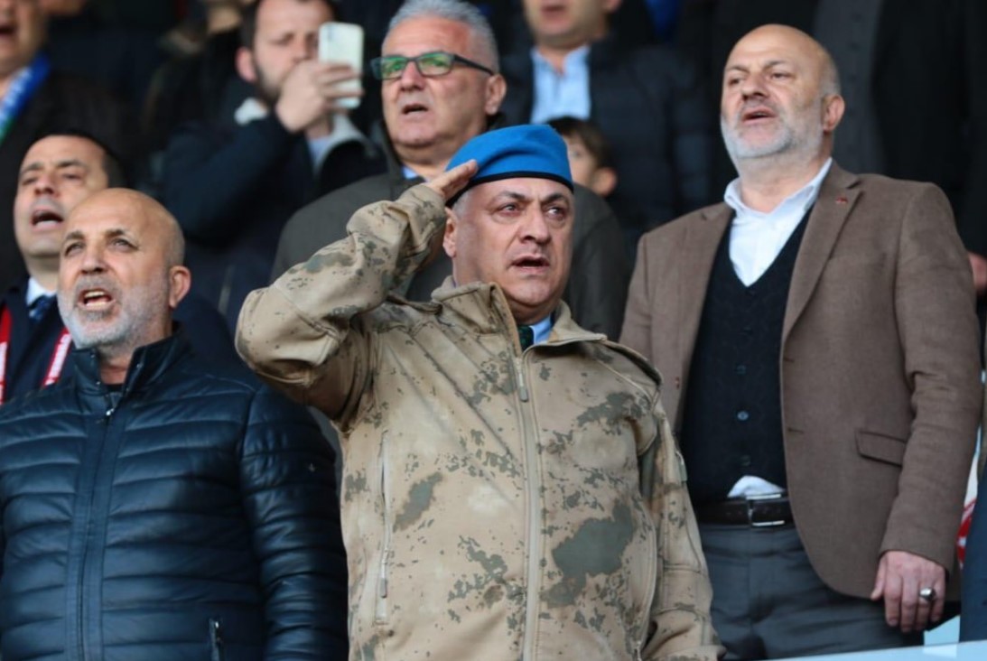 Rizespor, maç öncesi sahaya asker üniformasıyla çıktı