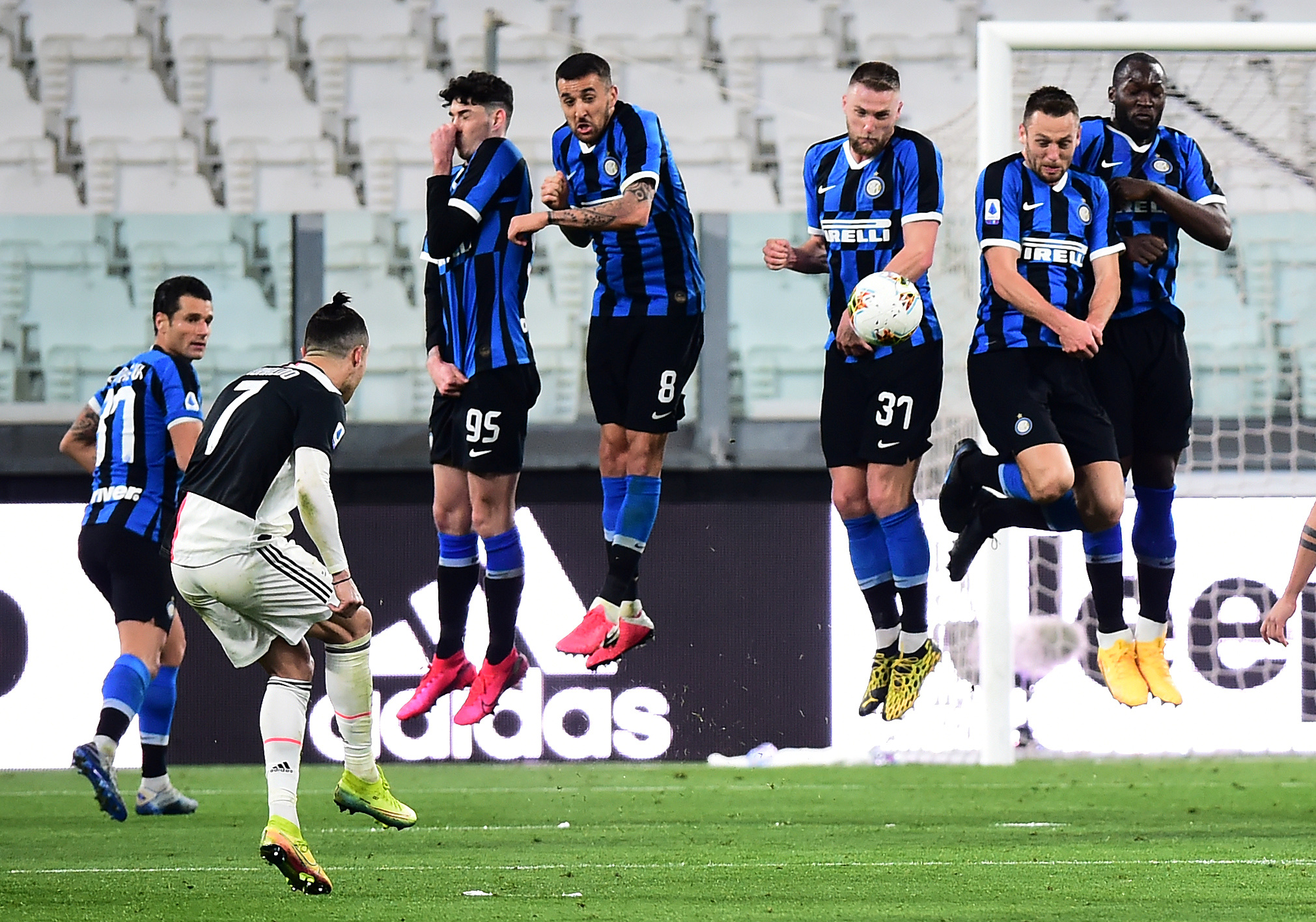 Juventus, sahasında Inter'i yenerek yeniden zirveye çıktı
