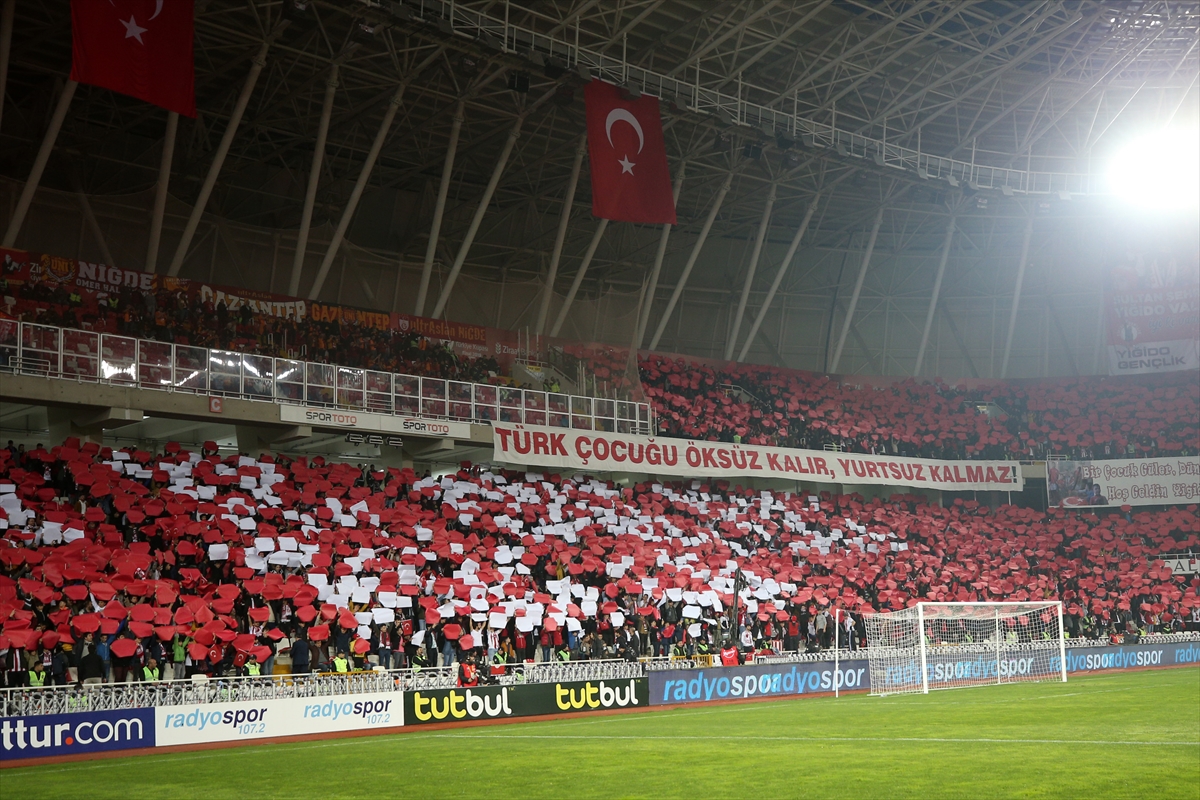 a Sivasspor taraftarlarından Mehmetçik için koreografi