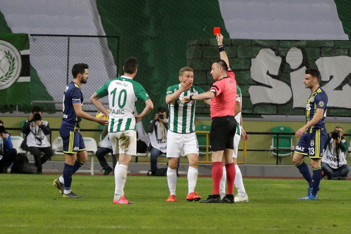 a Konyaspor, 9 kişi kaldığı maçta Fenerbahçe'yi yendi