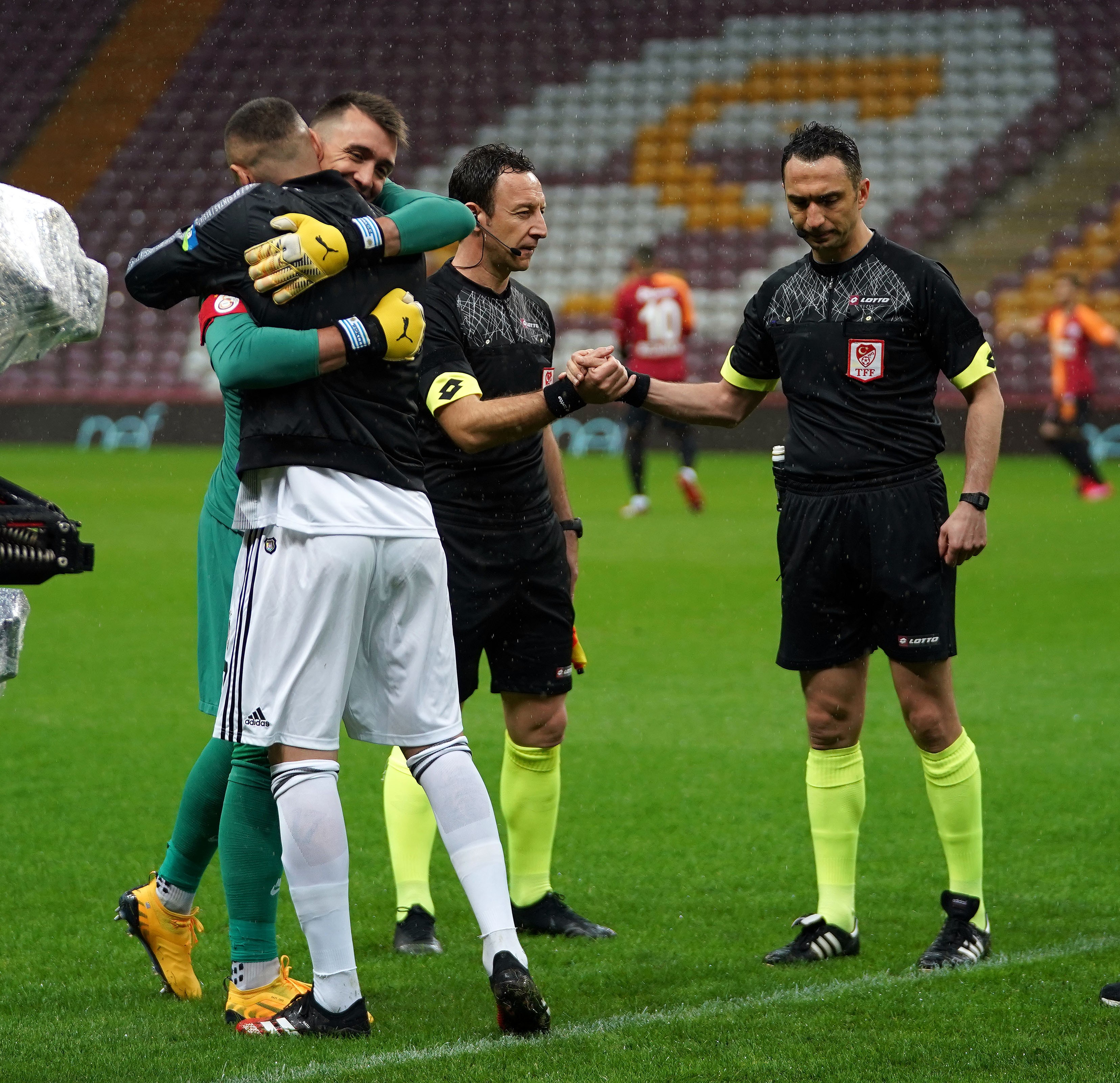 i Muslera: Avrupa'da maçlar iptal, bizde neden değil