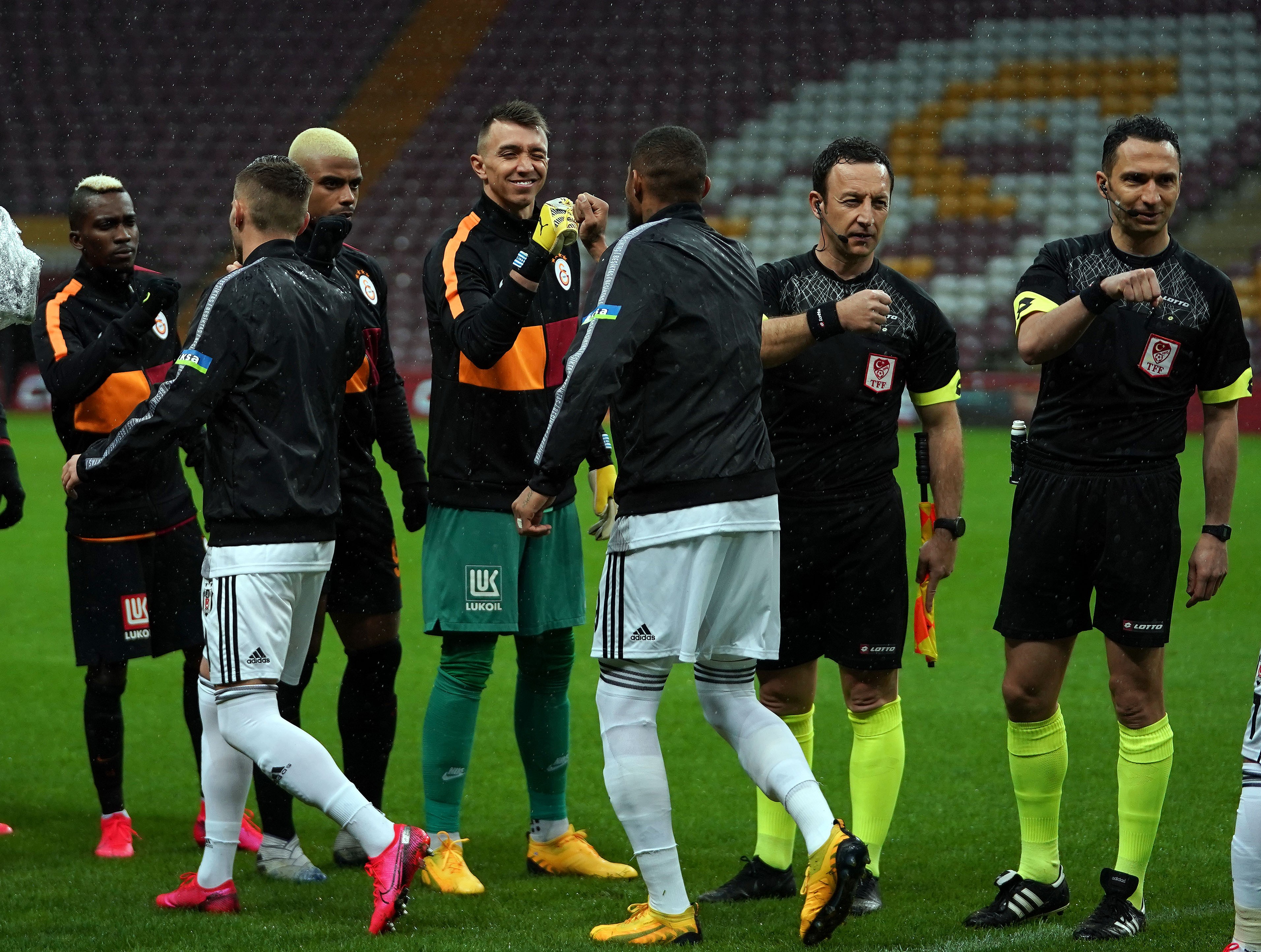 i Muslera: Avrupa'da maçlar iptal, bizde neden değil