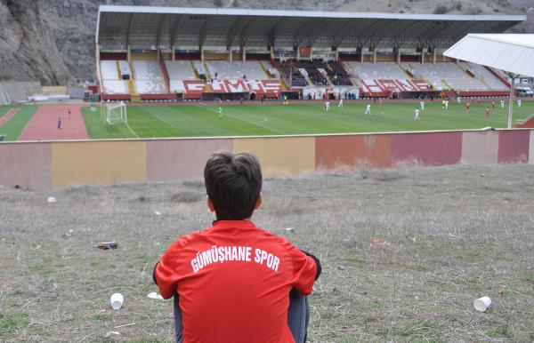 d Stat kapanınca dağ yamacından maçı izlediler