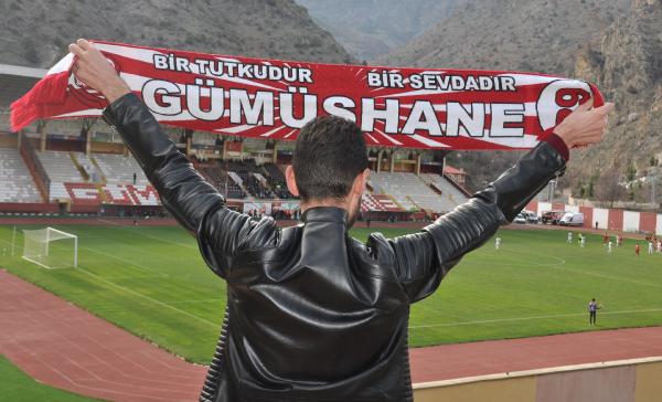 d Stat kapanınca dağ yamacından maçı izlediler