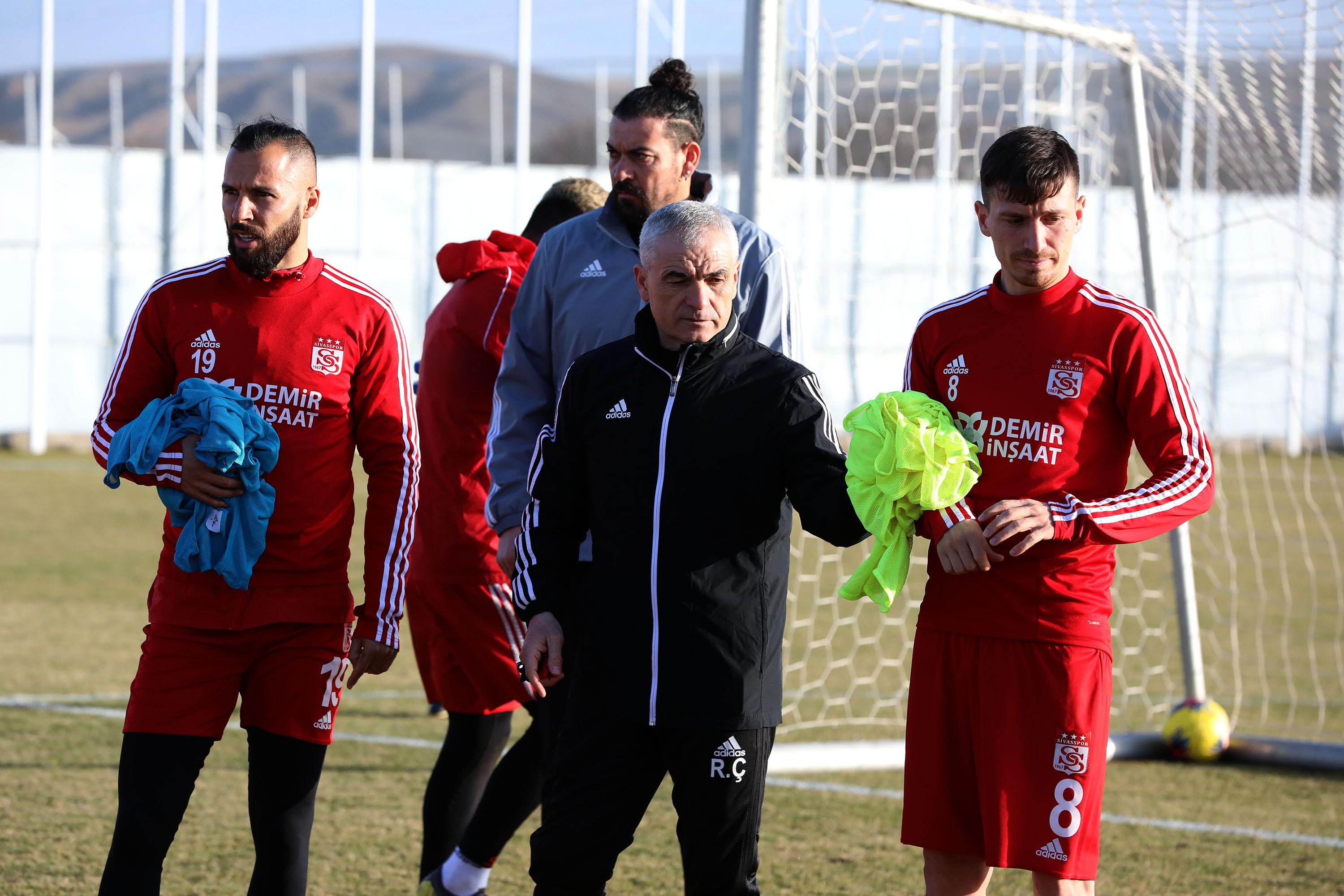 Rıza Çalımbay: Futbolcuların kafası rahat değil