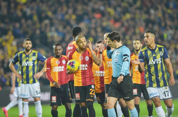 Türkiye'de ligler ertelendi