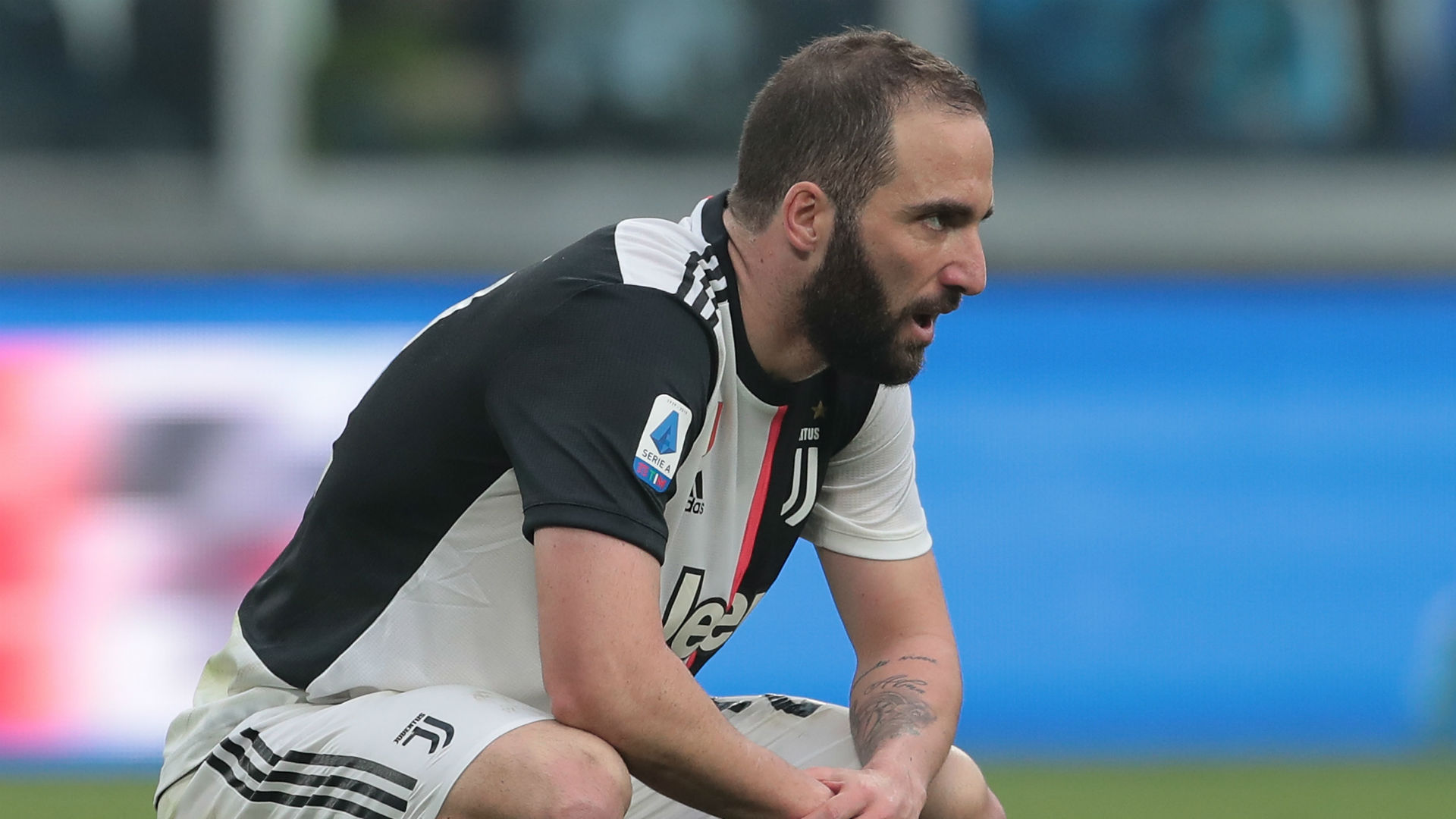 Gonzalo Higuain, Arjantin'e kaçarken polise takıldı