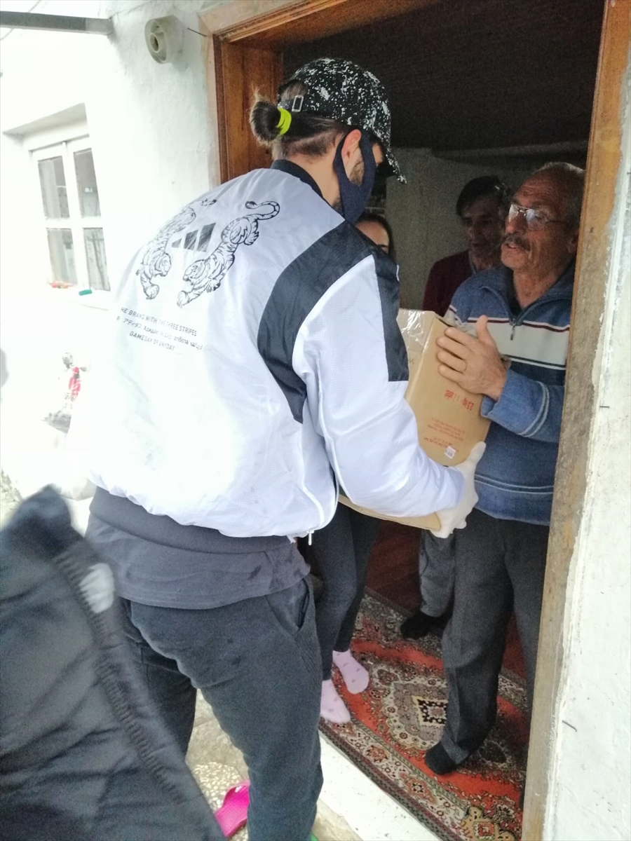 Yusuf Yazıcı, ihtiyaç sahiplerine gıda yardımı yaptı