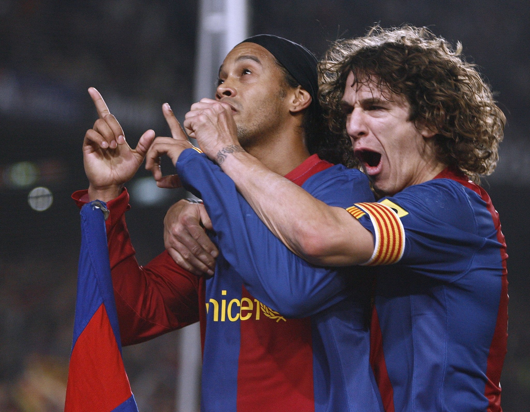 Ronaldinho hapisteki ilk telefon hakkında Puyol'u aradı