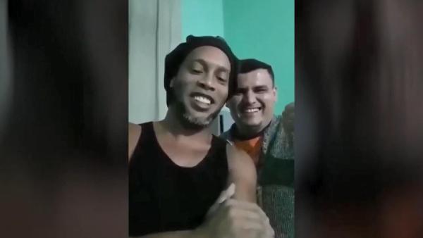 Ronaldinho'dan hapishanede ailesine videolu mesaj