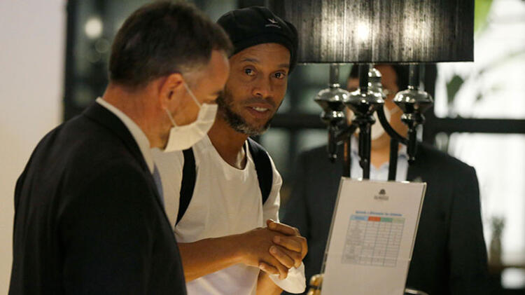 Ronaldinho'dan hapishane sonrası ilk görüntüler