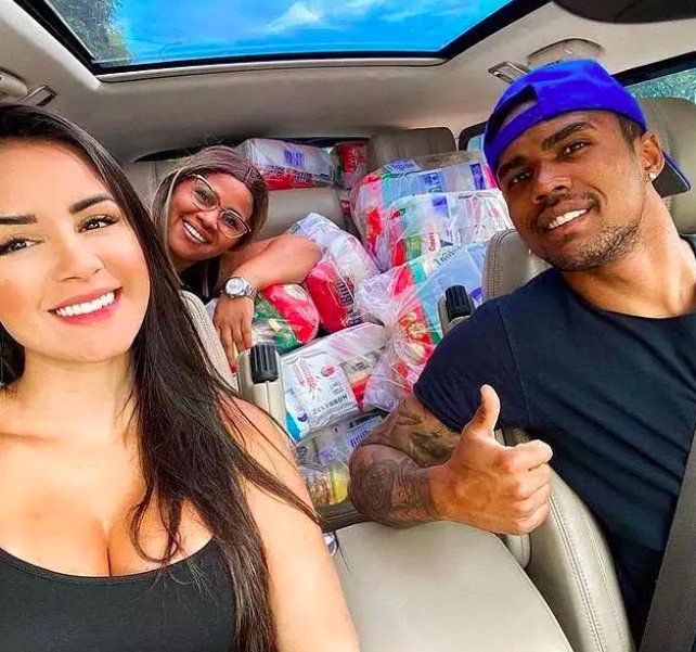 Douglas Costa yardım malzemesi dağıttı