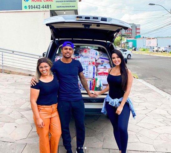 Douglas Costa yardım malzemesi dağıttı