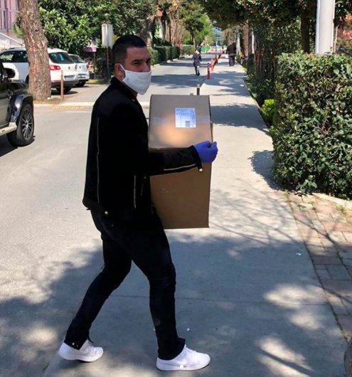 Arda Turan 100 bin maske bağışladı