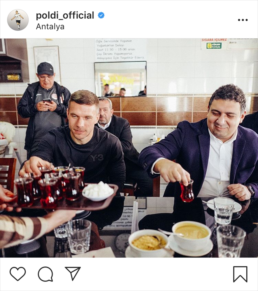 Müslüm Gürses dinleyen, yufka açan, pazarı gören Podolski