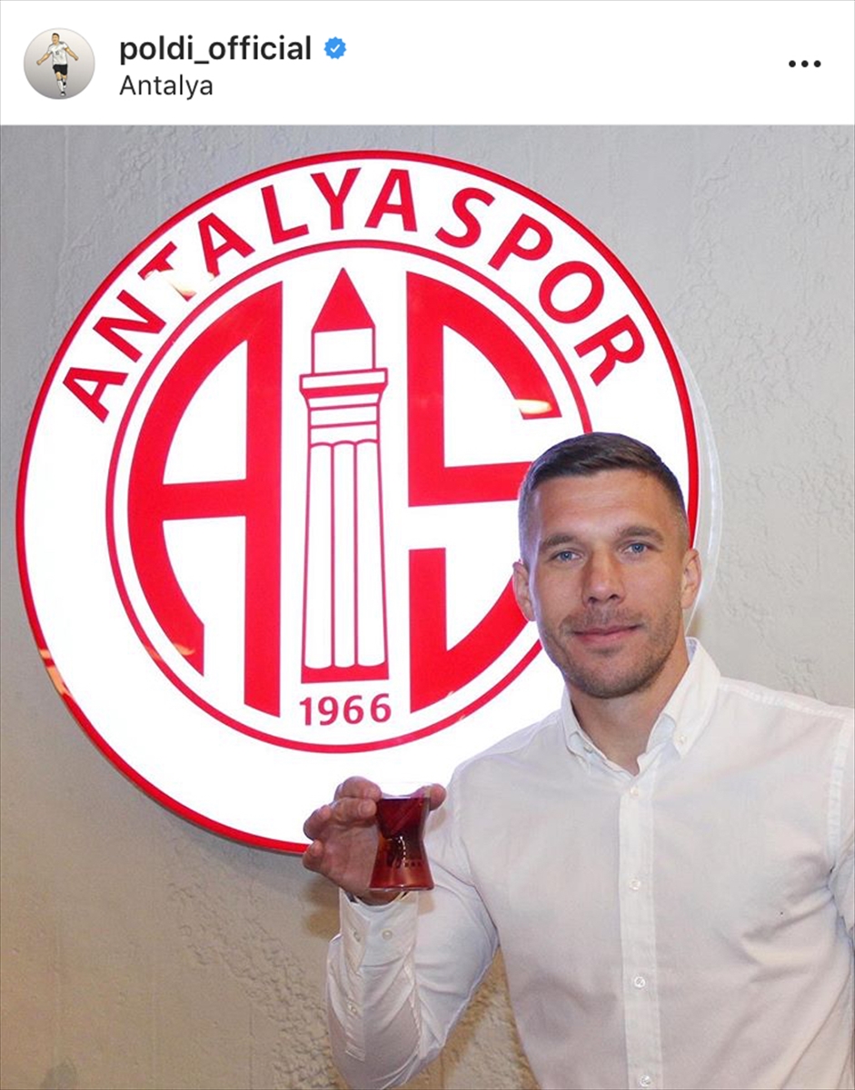 Müslüm Gürses dinleyen, yufka açan, pazarı gören Podolski