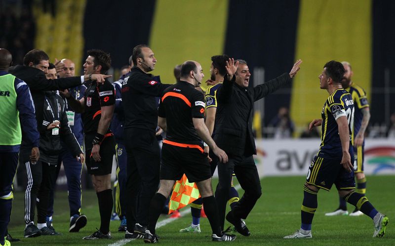 Emre Belözoğlu, futbolu bırakacağını açıkladı