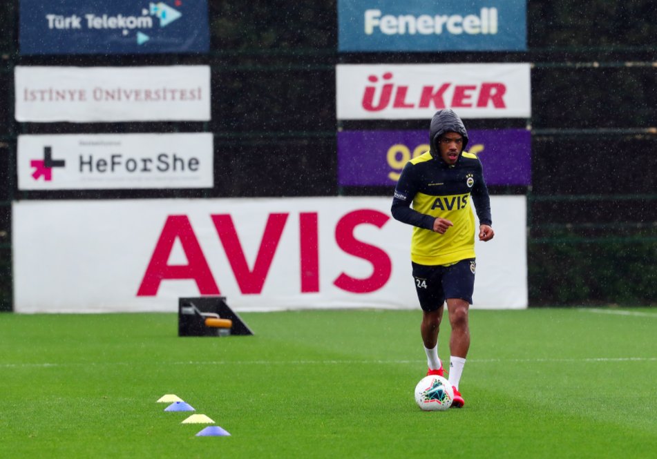 Fenerbahçeli futbolcular çalışmalara başladı