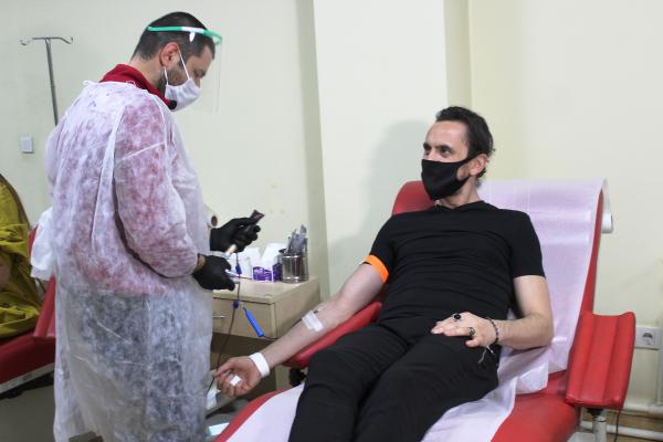 Tuncay Şanlı'dan iftar sonrası kan bağışı