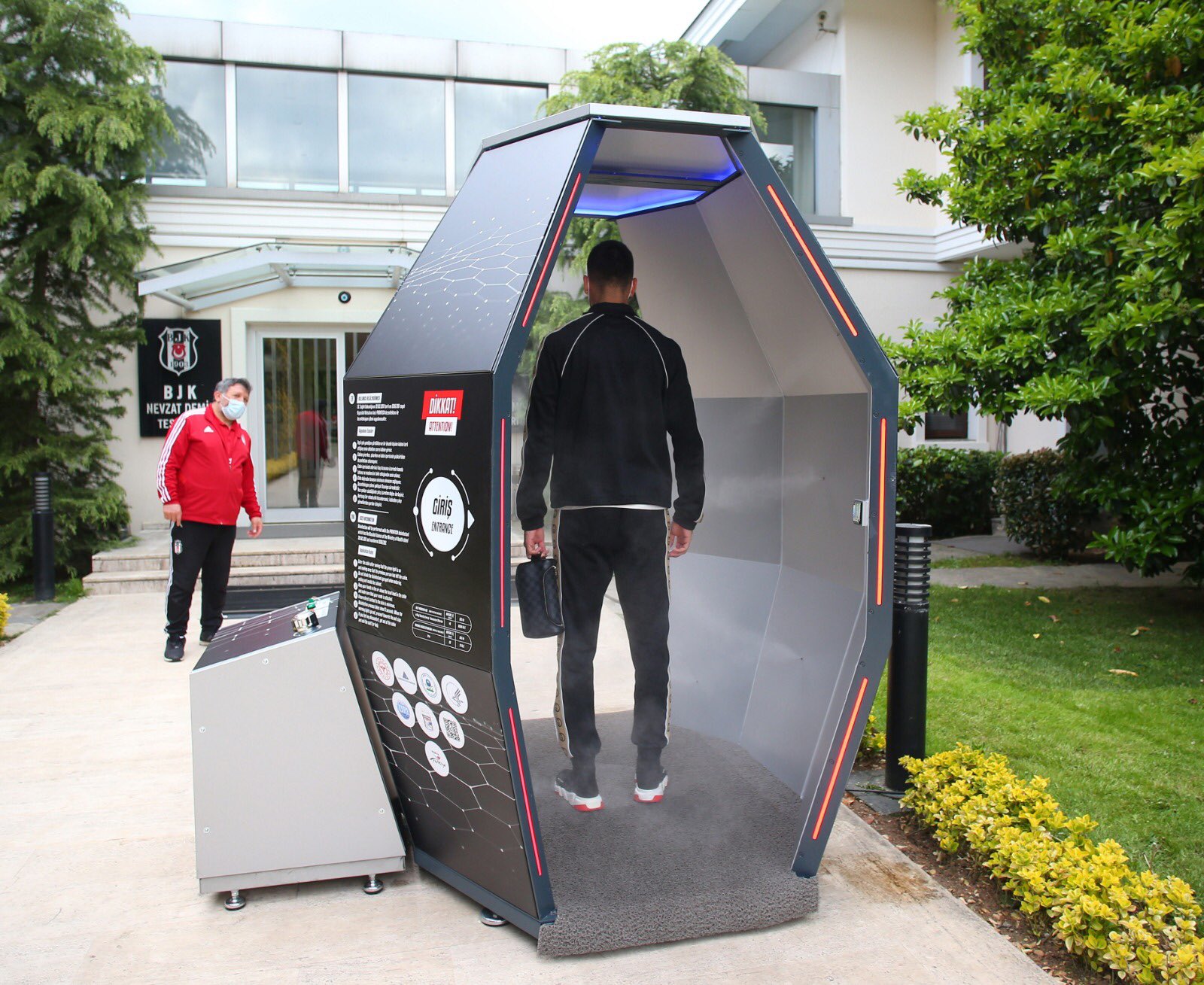 Beşiktaş dezenfekte kabini aldı