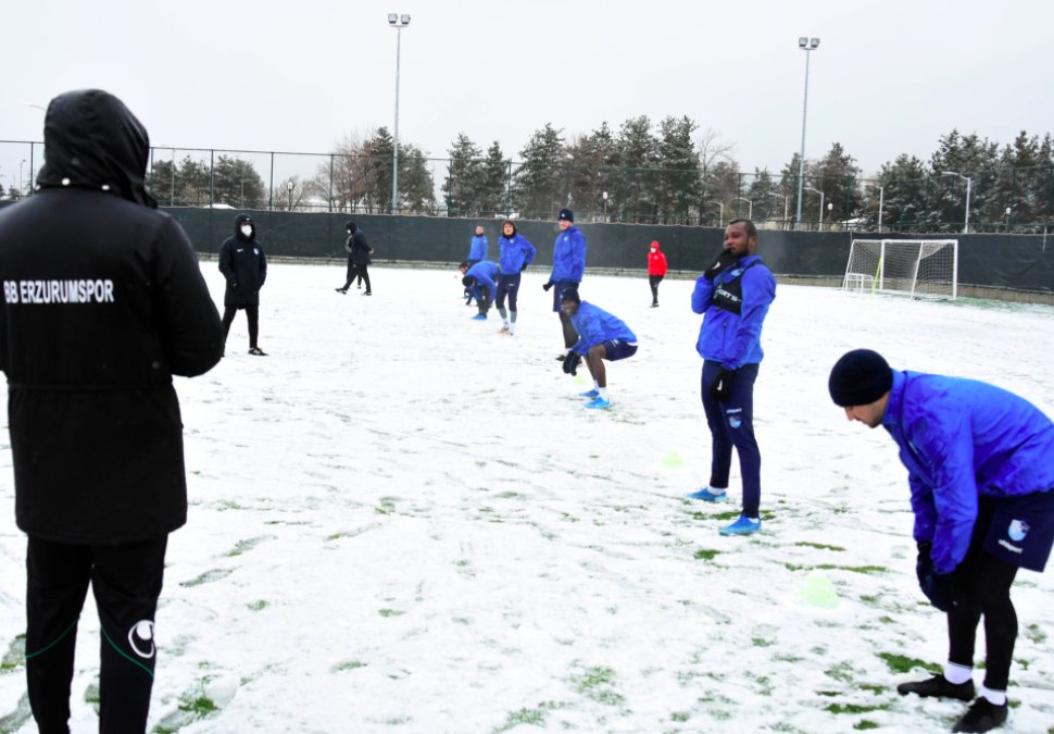 Erzurumspor, ilk idmanını kar yağışı altında yaptı