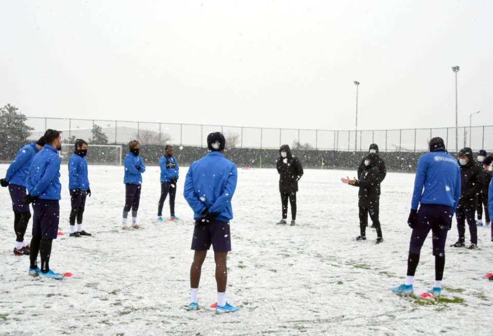 Erzurumspor, ilk idmanını kar yağışı altında yaptı