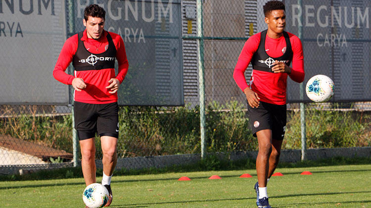 Erzurumspor, ilk idmanını kar yağışı altında yaptı