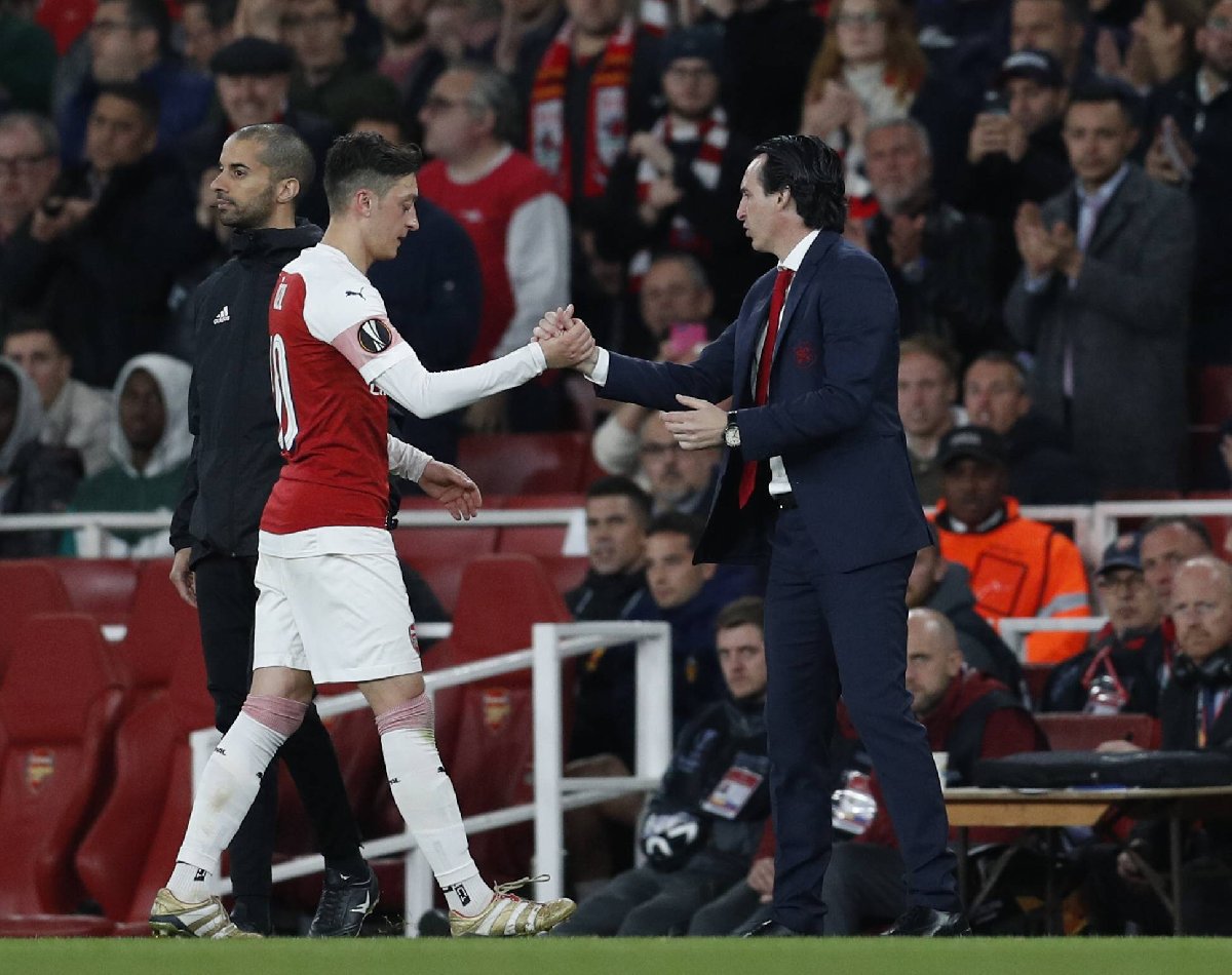 Emery: Mesut Özil'in kaptan olmasını futbolcular istemedi