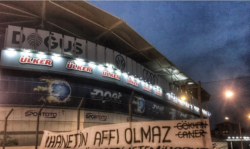 Fenerbahçeli taraftarlardan Caner-Gökhan pankartı