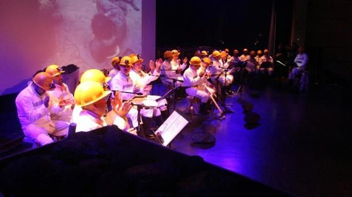 Türkiye'nin ilk madenci korosu konser verdi