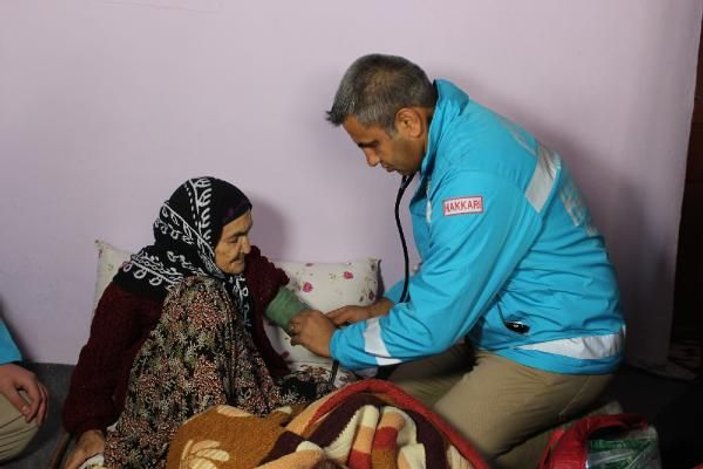 Hakkari'de görevli doktor karlı yollarda hastalara ulaşıyor