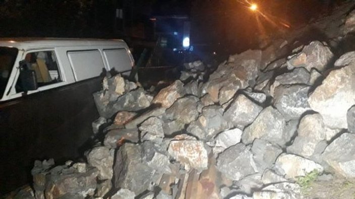 Yağmurdan dolayı duvar çöktü: 2 araç hasar gördü