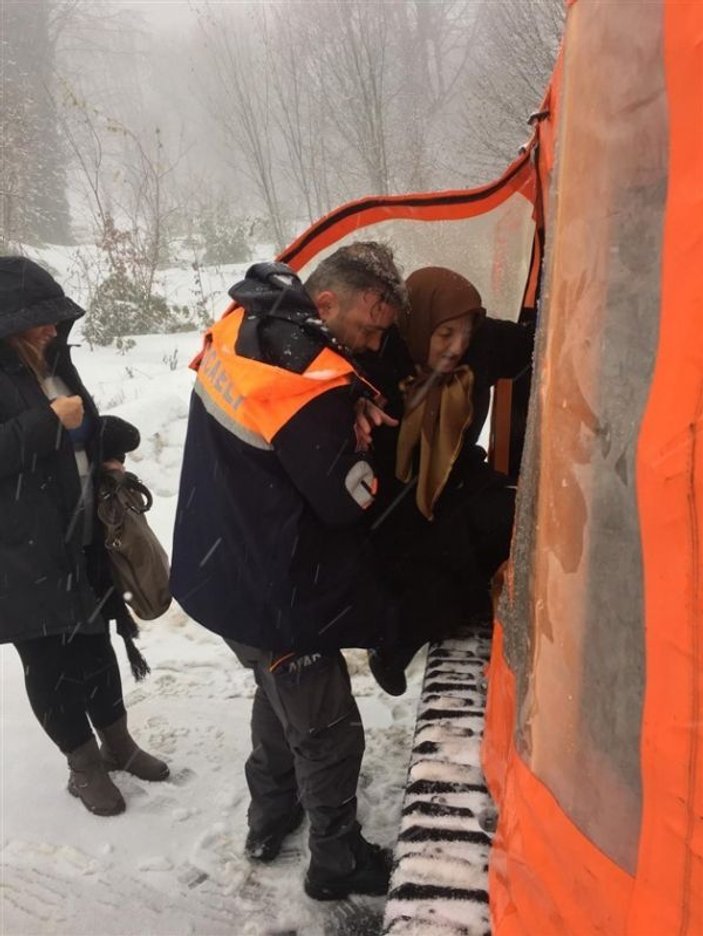 Kocaeli'de karda mahsur kalan 75 kişi kurtarıldı