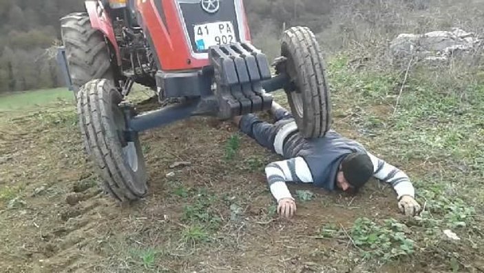 Traktörün altında kalma numarası yapan çiftçi