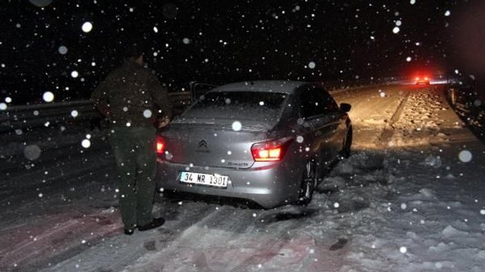 Zonguldak'ta kar araçları yolda bıraktı