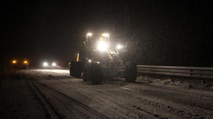 Zonguldak'ta kar araçları yolda bıraktı