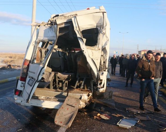 Aksaray'da otobüsle minibüs çarpıştı: 17 yaralı
