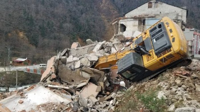 Trabzon'da bina kepçenin üzerine yıkıldı
