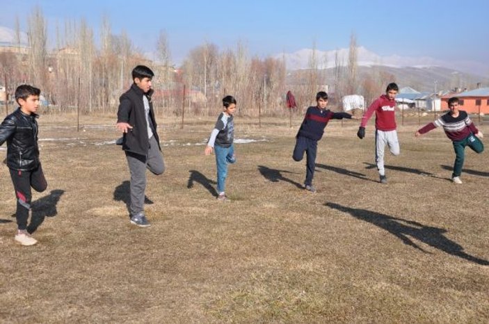 Cilo Dağı eteklerinde spor yapan Hakkarili çocuklar