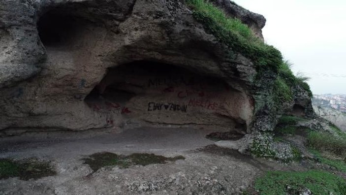 Tarihi mağaralara sprey boyalı aşk ilanı