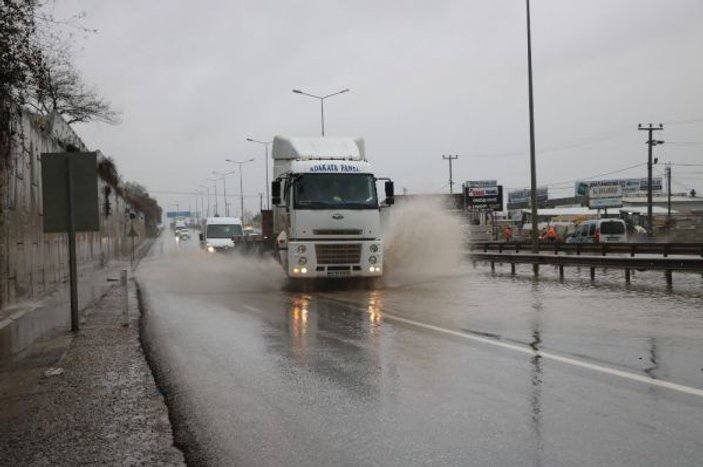 Sağanak yağış D-100 karayolunda ulaşımı olumsuz etkiledi