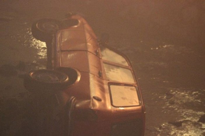 Hatay'da yoğun sis nedeniyle otomobil dereye uçtu