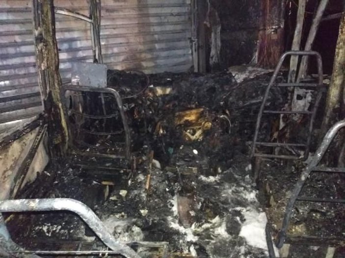 Park halindeyken yanan minibüsü, evini de yaktı