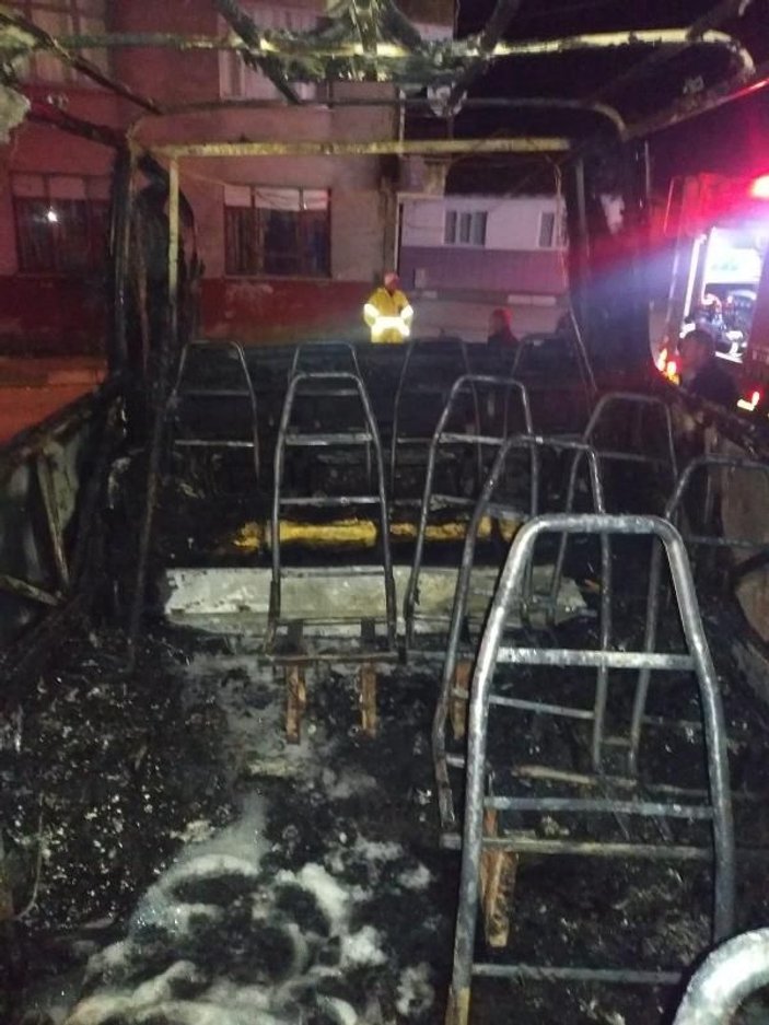 Park halindeyken yanan minibüsü, evini de yaktı