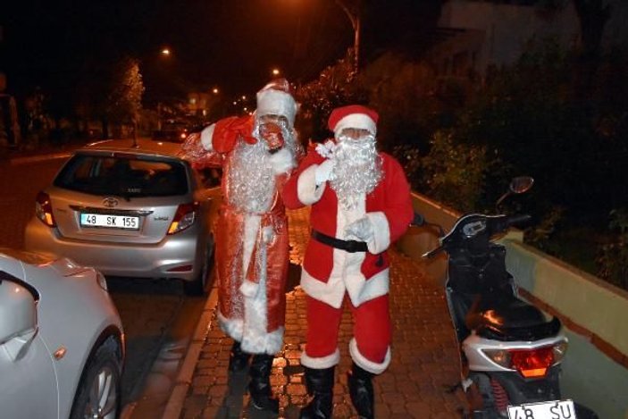 Marmaris Belediyesi'nden yabancıların evlerine Noel babalı ziyaret