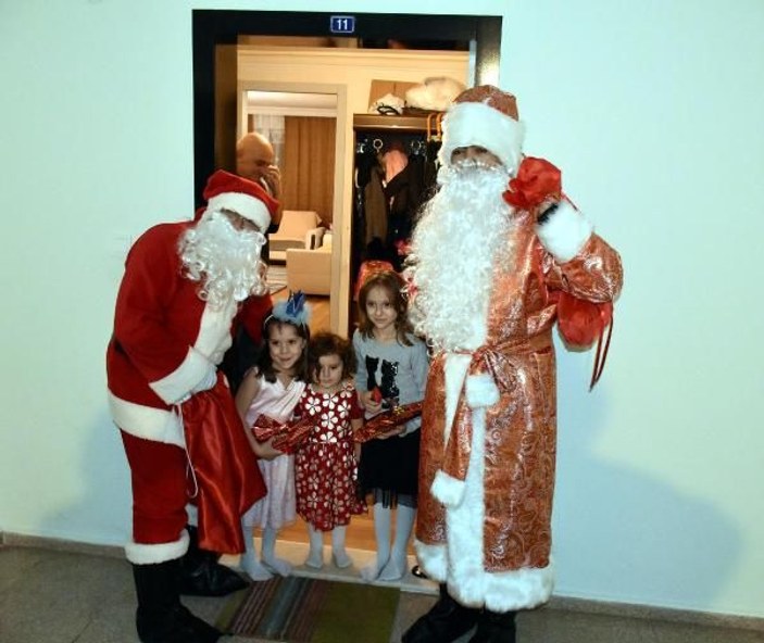 Marmaris Belediyesi'nden yabancıların evlerine Noel babalı ziyaret