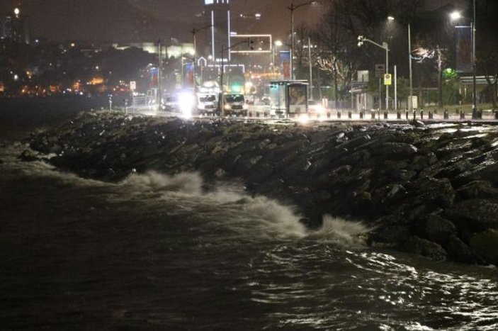 İstanbul’da fırtına etkisini sürdüyor