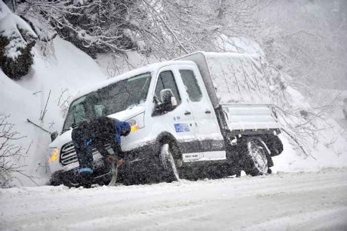 Uludağ yolunda kar nedeniyle araçlar yolda kaldı